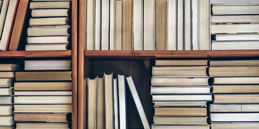 Detailaufnahme eines Bücherregals
