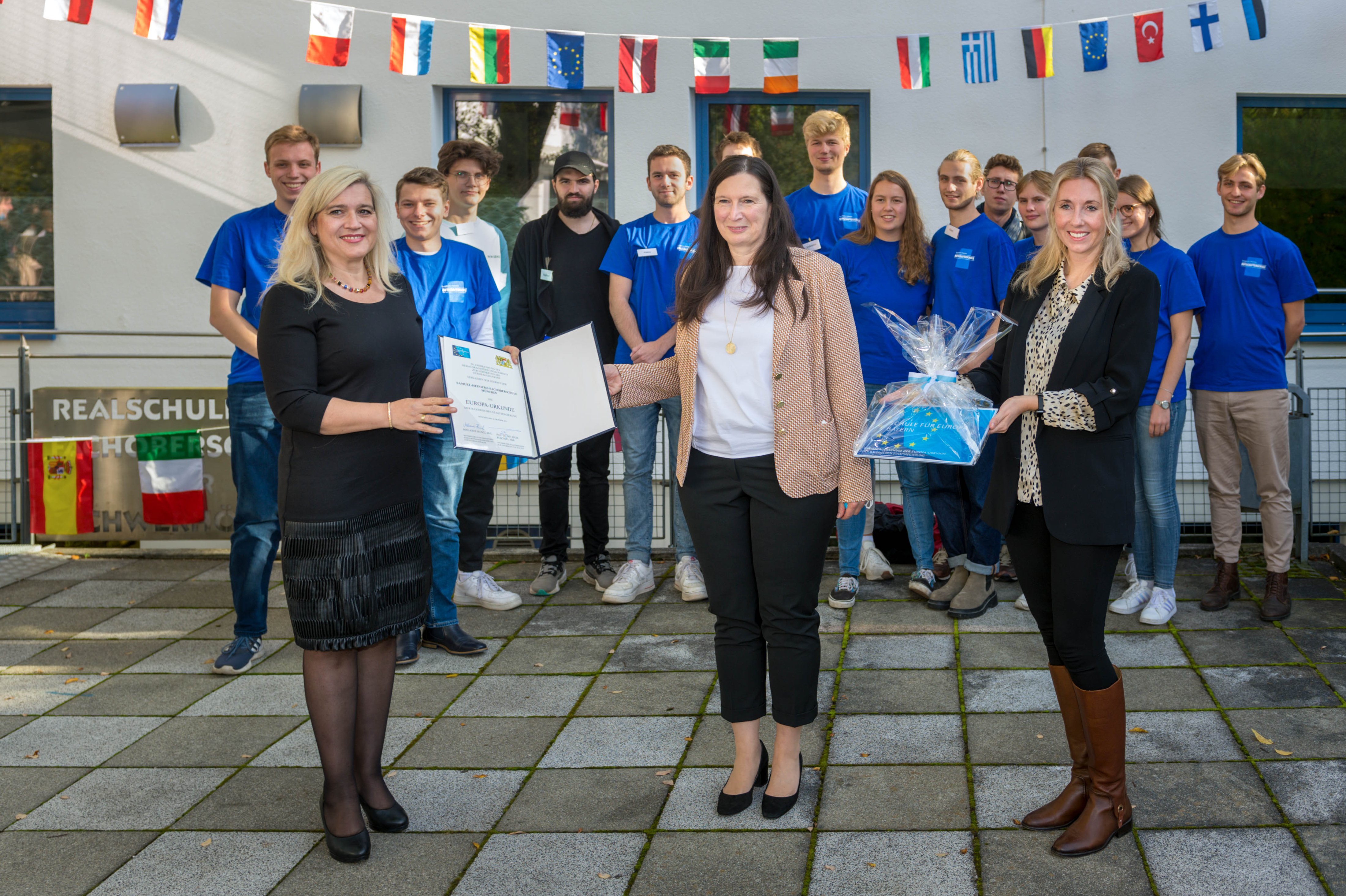 Verleihung der Europa-Urkunde von Staatsministerin Melanie Huml und Kultusstaatssekretärin Anna Stolz an unsere Schulleiterin Brigitte Schorer und die Juniorbotschafter*innen der SHF.
