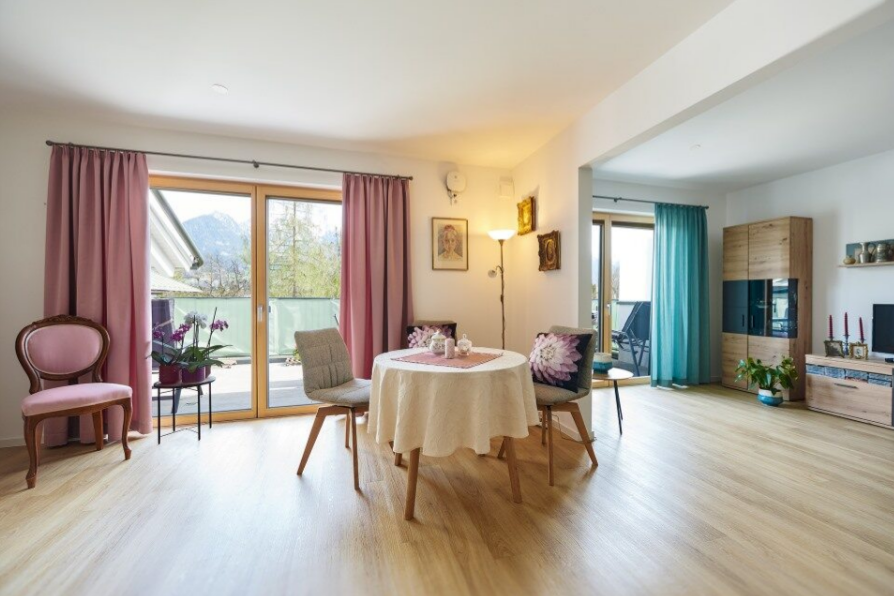 Ein großflächiges Appartement mit großen Fenstern 