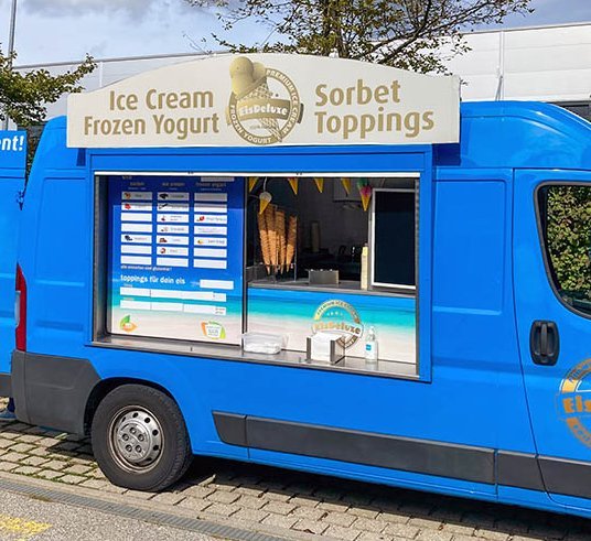 Eiswagen auf dem Hof der Augustinum Werkstätten in Oberschleißheim