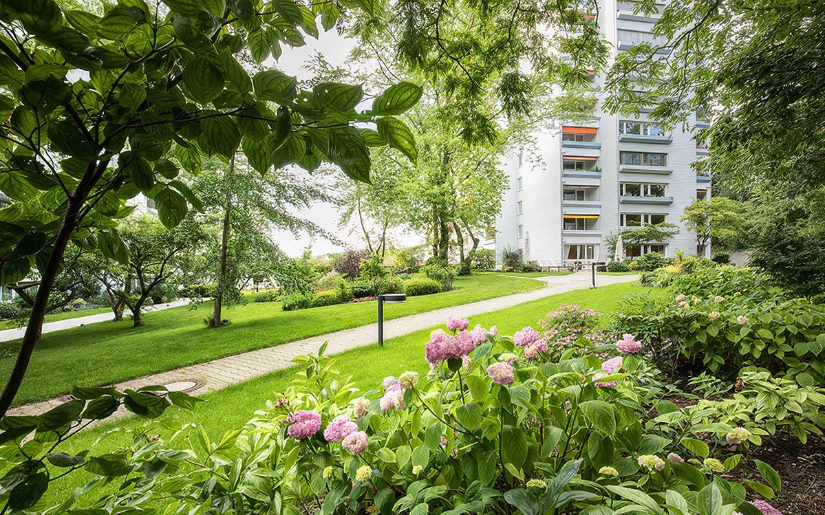 Parklandschaft mit dem Augustinum Heidelberg im Hintergrund