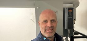 Haustechniker Arne Schwämmle im Einsatz an der Wärmerückgewinnung der Küchenabluft im abendruhe.livetmold
