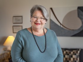 Foto der glücklichen Bewohnerin Ingrid Moritz