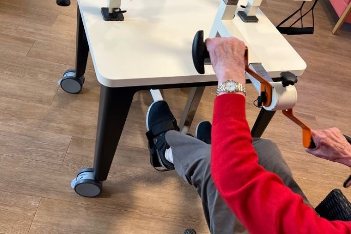 Ein*e Senior*in an einem Sportgerät