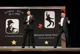 Frank-Sinatra-Interpret und Elvis-Interpret auf einer Bühne