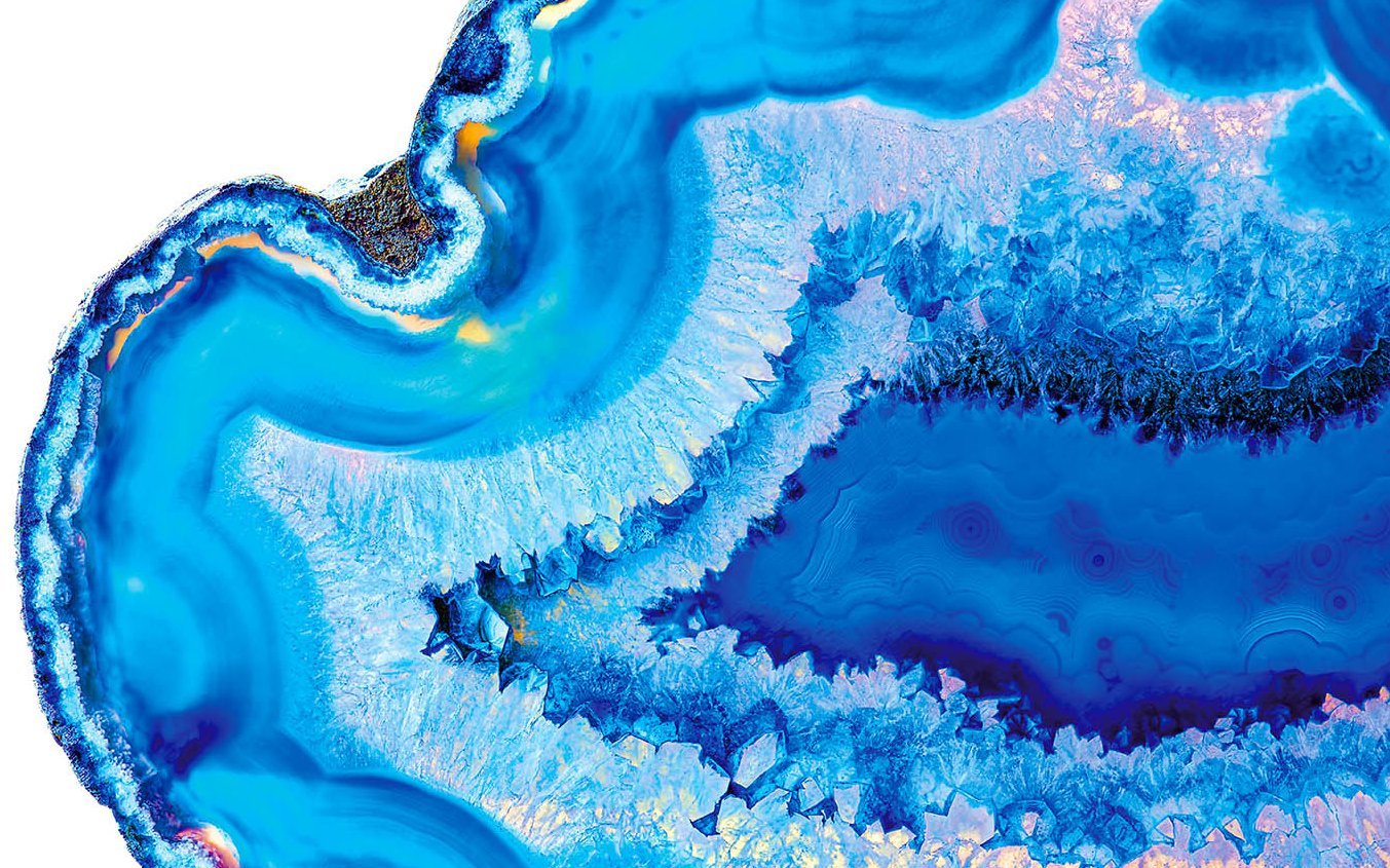 Detailaufnahme eines blauen Kristallsteins
