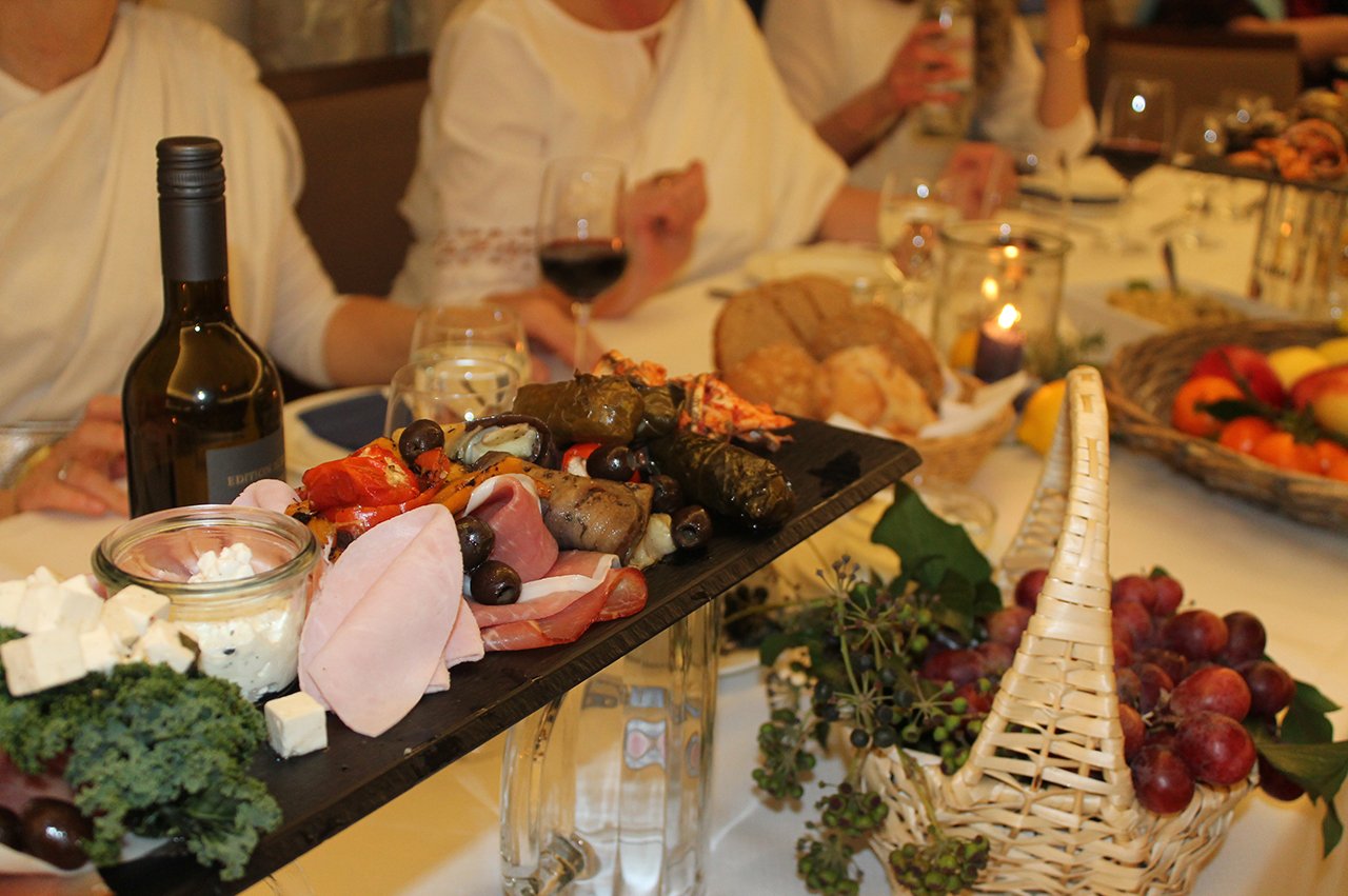 Besondere Highlights sind die fantasievollen Feste, Grill- und Spezialitätenabende. Hier zum Beispiel mit griechischen Leckereien passend zum Motto unserer Faschingsparty 2019. 