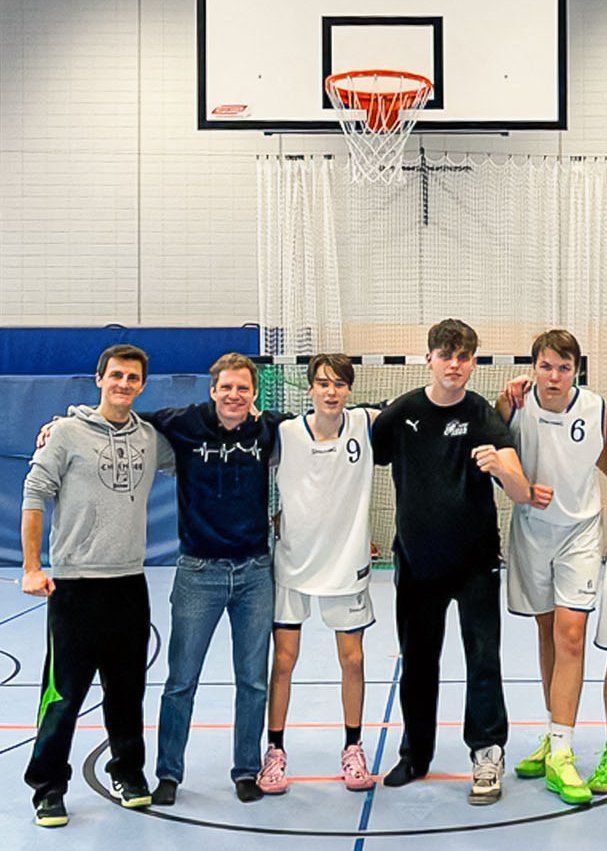 das Basketballteam der Samuel-Heinicke-Realschule in der Turnhalle