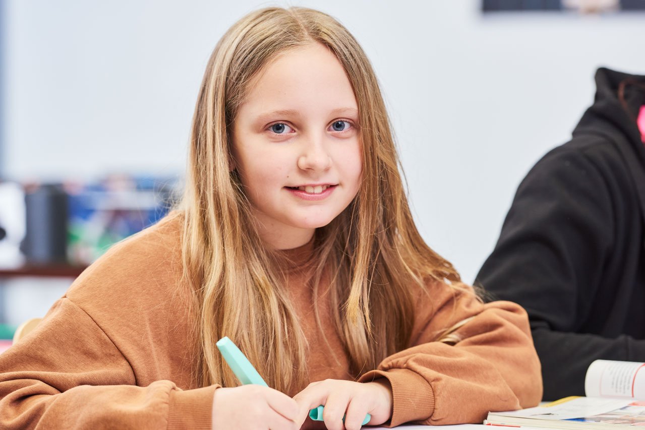 Schülerin der Samuel-Heinicke-Realschule beim Hausaufgaben machen