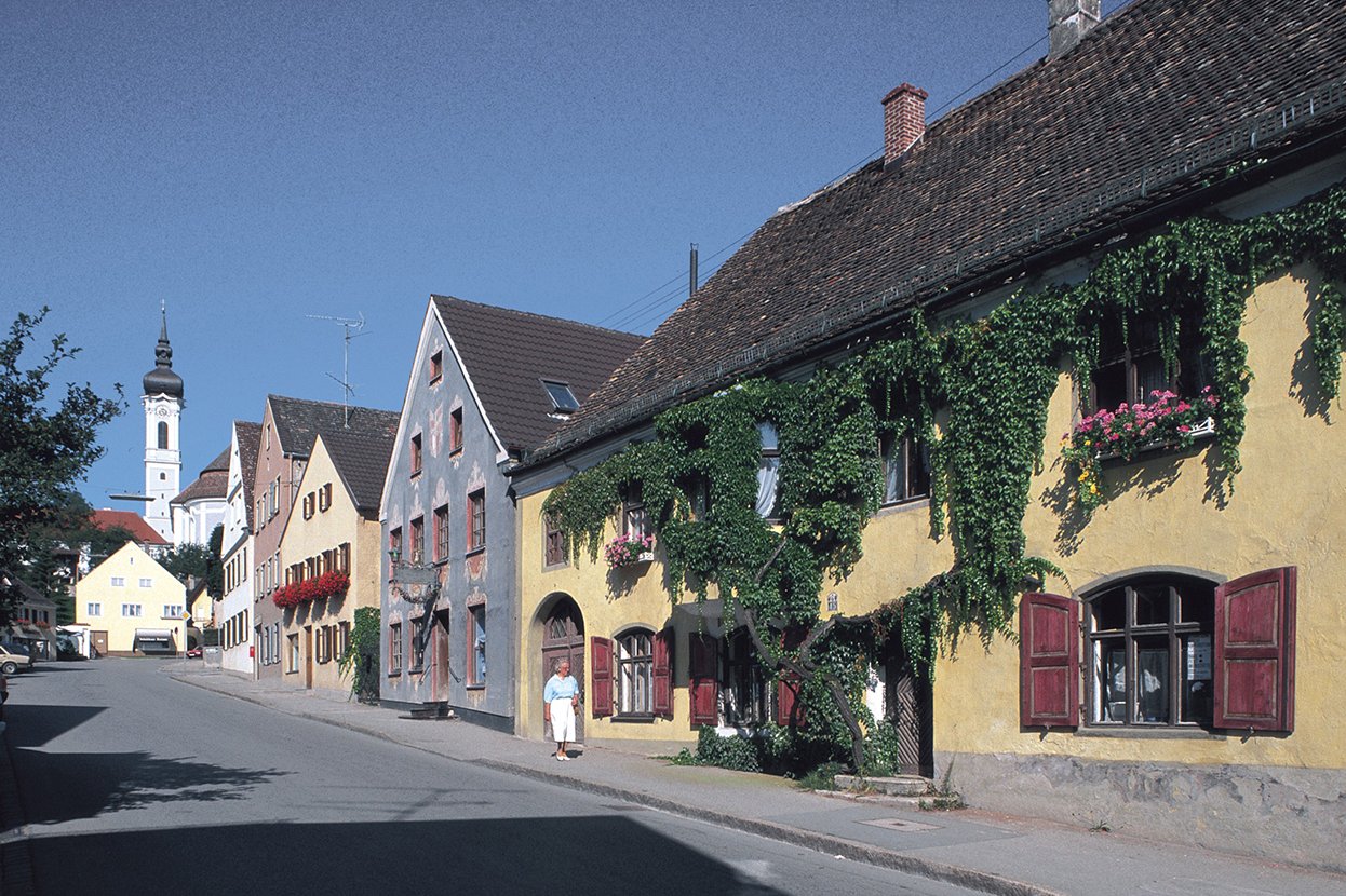 Dießen hat sich den ländlichen Charme einer bayerischen Kleinstadt bewahrt, bietet aber alles, was einen bekannten Erholungs- und Kurort ausmacht, von Ärzten bis zu Einkaufsmöglichkeiten.