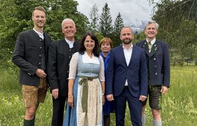 Gruppenfoto von Mitarbeiter*innen des Augustinum Berchtesgadener Land, darunter der Geschäftsführer und Heike Winkler, ebenso der Geschäftsführer der Augustinum Gruppe und der Bürgermeister