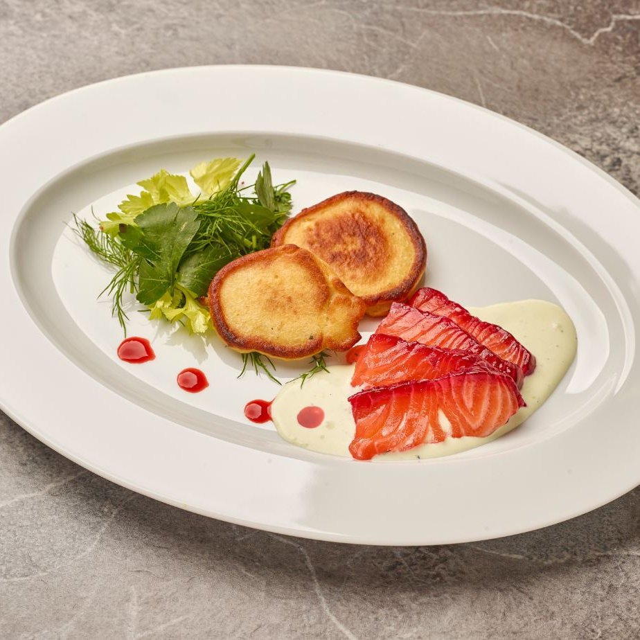 Ausgewogenes Gericht: Blinis mit Räucherlachs und Salat