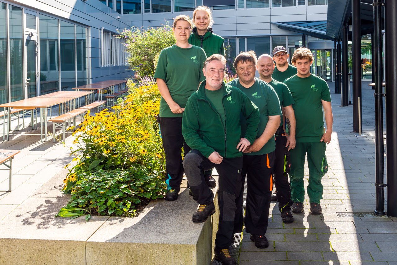 Klient*innen des Garten- und Landschaftsbau Teams der Augustinum Gärtnerei Hollern