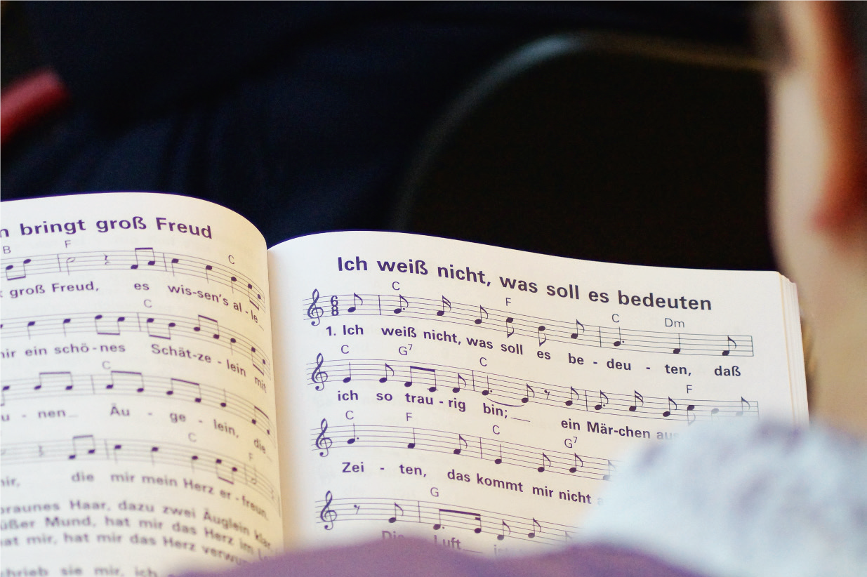 aufgeschlagenes Liederbuch