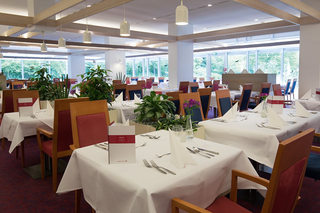 Restaurant mit gedeckten Tischen