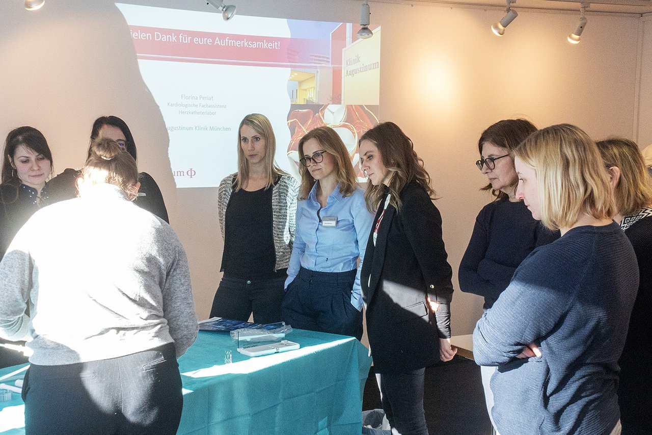 Teilnehmerinnen des Symposiums bei einem Assistenz-Workshop 