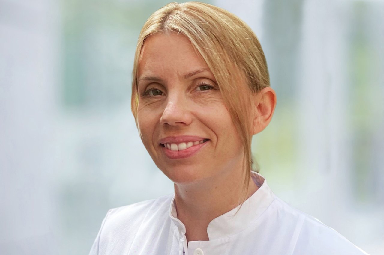 Porträtaufnahme von Frau Dr. med. Lena Kreuzer, Oberärztin für die Nephrologie und Rheumatologie