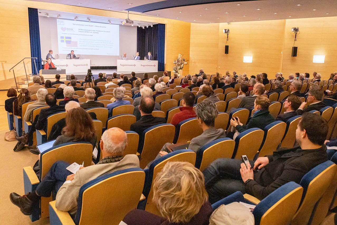 Ein besetzter Veranstaltungssaal bei einem Symposium in der Augustinum Klinik München