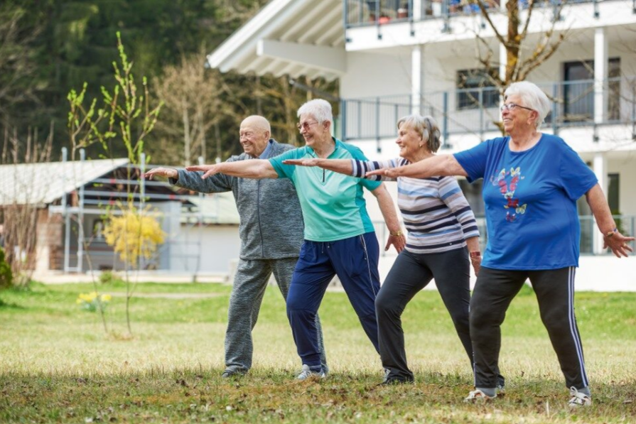 Eine Seniorengruppe macht Yoga im Freien 