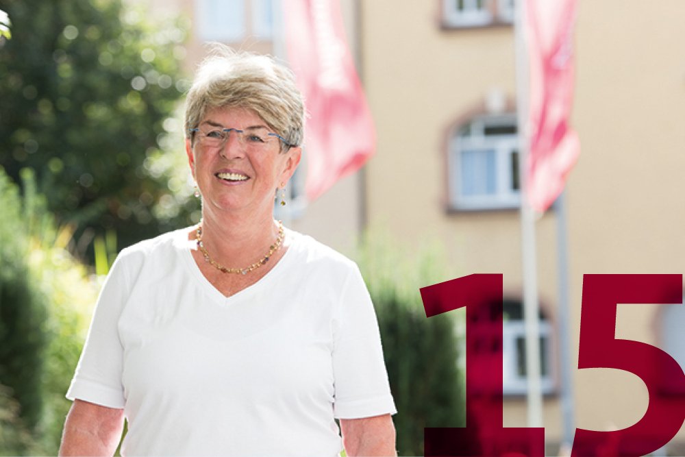 Porträtaufnahme einer Seniorin vor einer Augustinum Seniorenresidenz