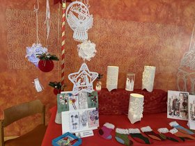 Stand auf dem Essener Adventsmarkt mit Baumschmuck und weihnachtlicher Dekoration