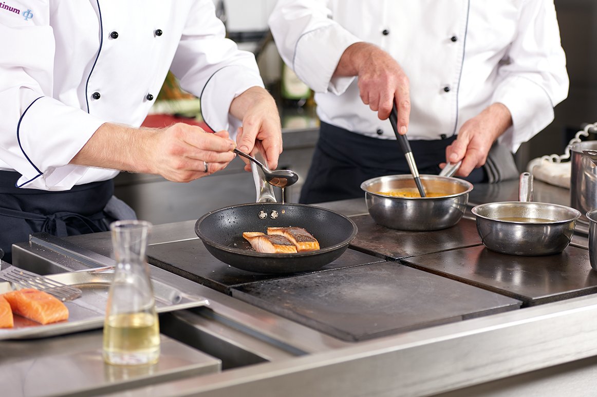 Unsere Köche verwenden nur beste Zutaten und kochen täglich frisch vier Mittagsmenüs für Sie zur Auswahl. 