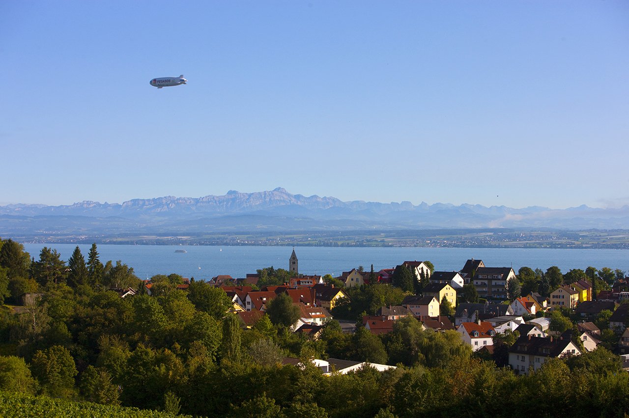 Von fast allen Wohnungen aus genießen Sie einen atemberaubenden Blick über den Bodensee bis weit in die Schweizer Alpen mit dem Säntis als herausragendem Gipfel.