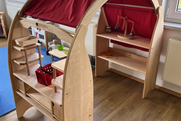 Man sieht einen Einkaufsladen für Kinder zum Spielen