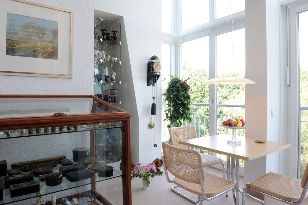 Glasvitrinen und ein Esstisch in einer Wohnung der Seniorenresidenz