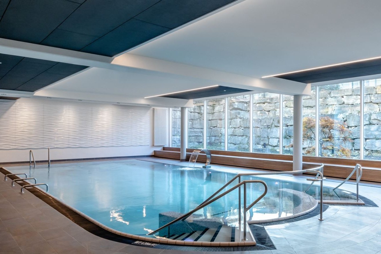 Ein Schwimmbad mit großen Fenstern