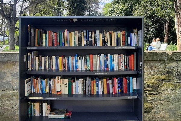 Bücherregal des Vereins "Lesezeichen e.V."