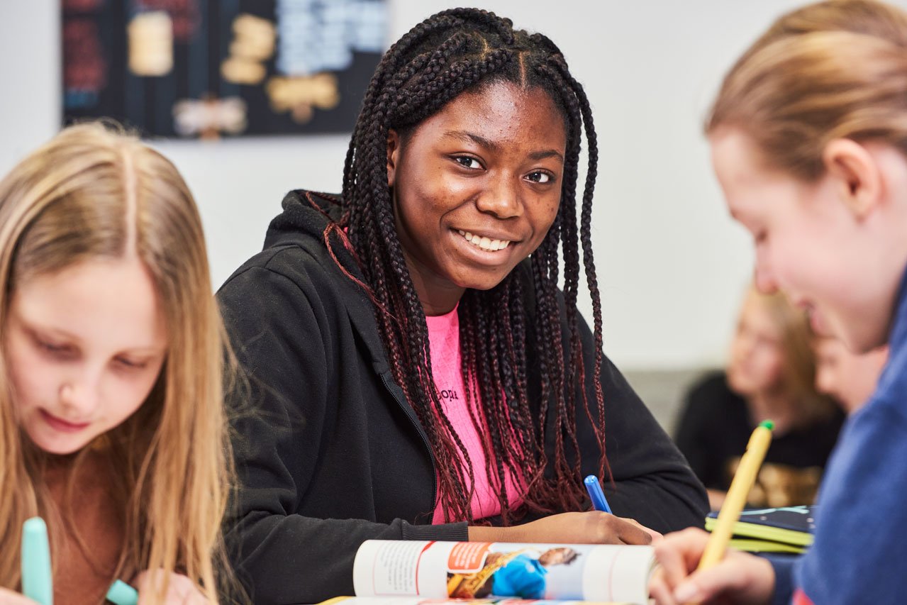 Schülerinnen der Samuel-Heinicke-Realschule machen gemeinsam ihre Hausaufgaben