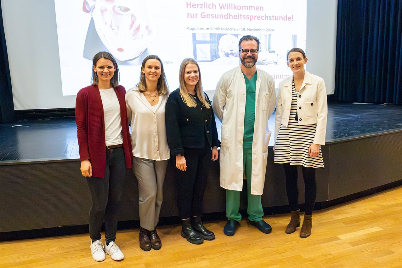 Ein Gruppenbild der Referentinnen zusammen mit dem Veranstaltungsleiter vor einer Bühne