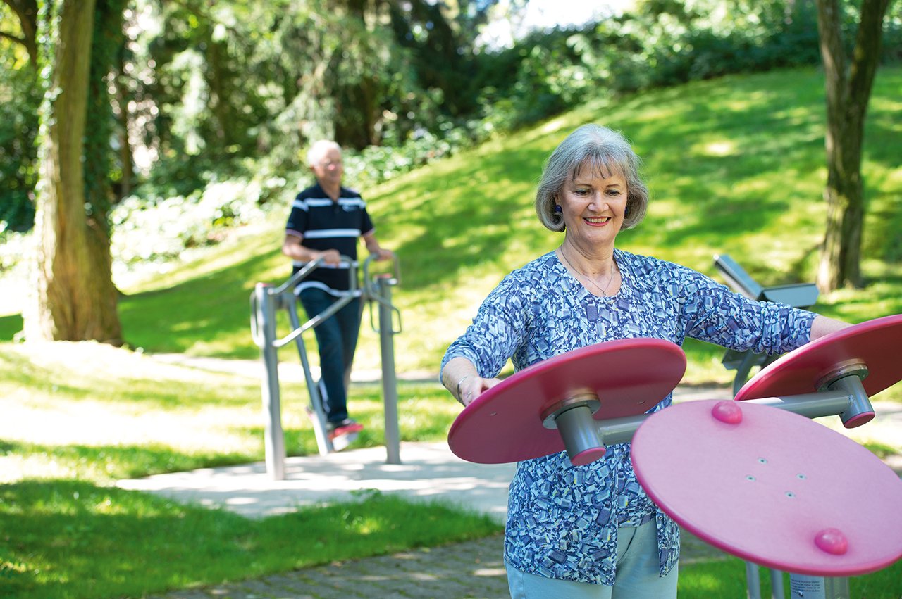 Der VitaGym-Parcour im Park besteht aus verschiedenen Bewegungsgeräten, mit denen der gesamte Körper schonend trainiert und mobilisiert werden kann.