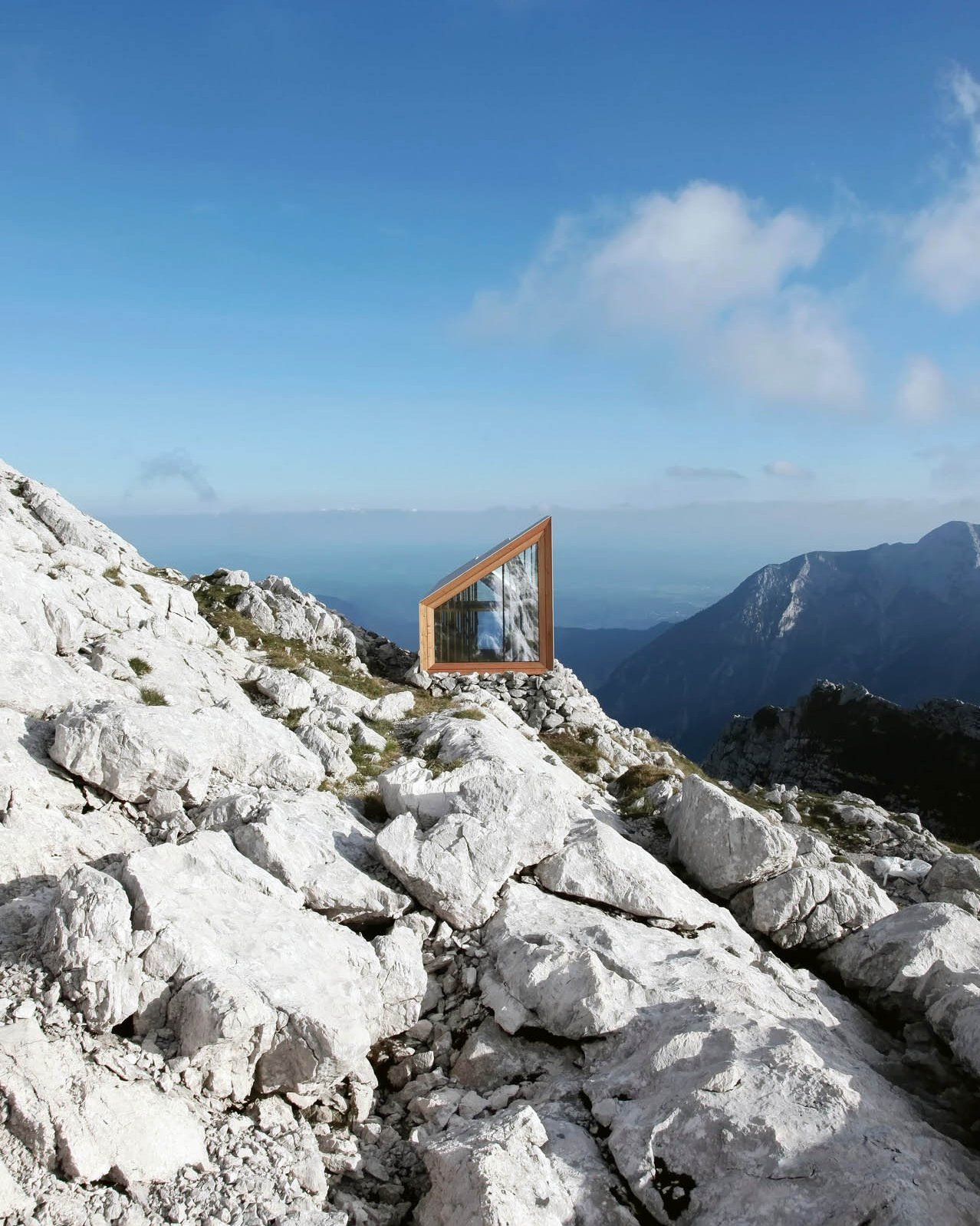 moderne Schutzhütte in den slowenischen Alpen