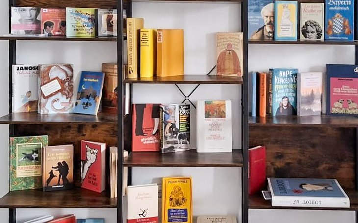 Volle Bücherregale