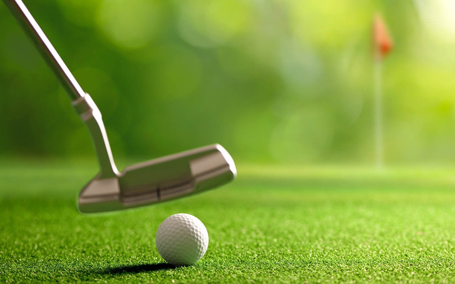Golfschläger schlägt Ball in Richtung Fahne