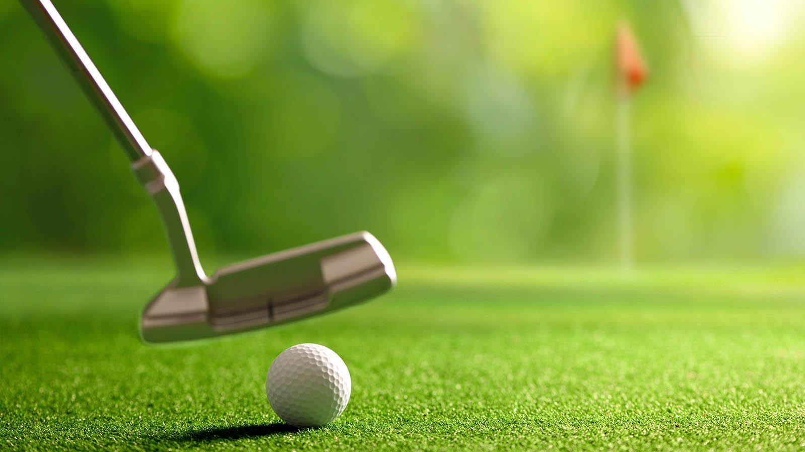 Golfschläger schlägt Ball in Richtung Fahne