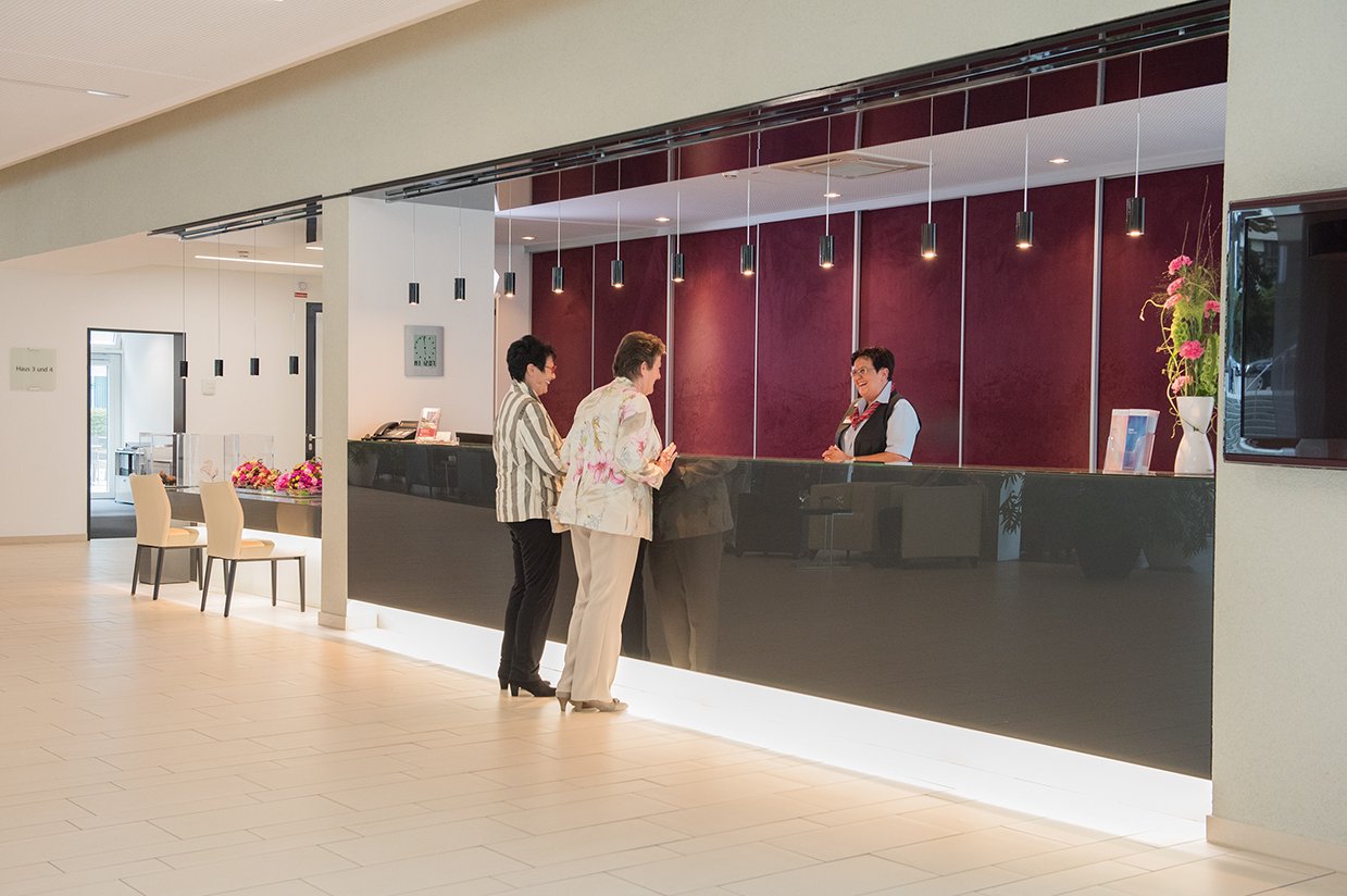 Im Foyer werden Sie von unseren Empfangsmitarbeitenden erwartet, die rund um die Uhr, 24 Stunden am Tag, für Sie erreichbar sind.