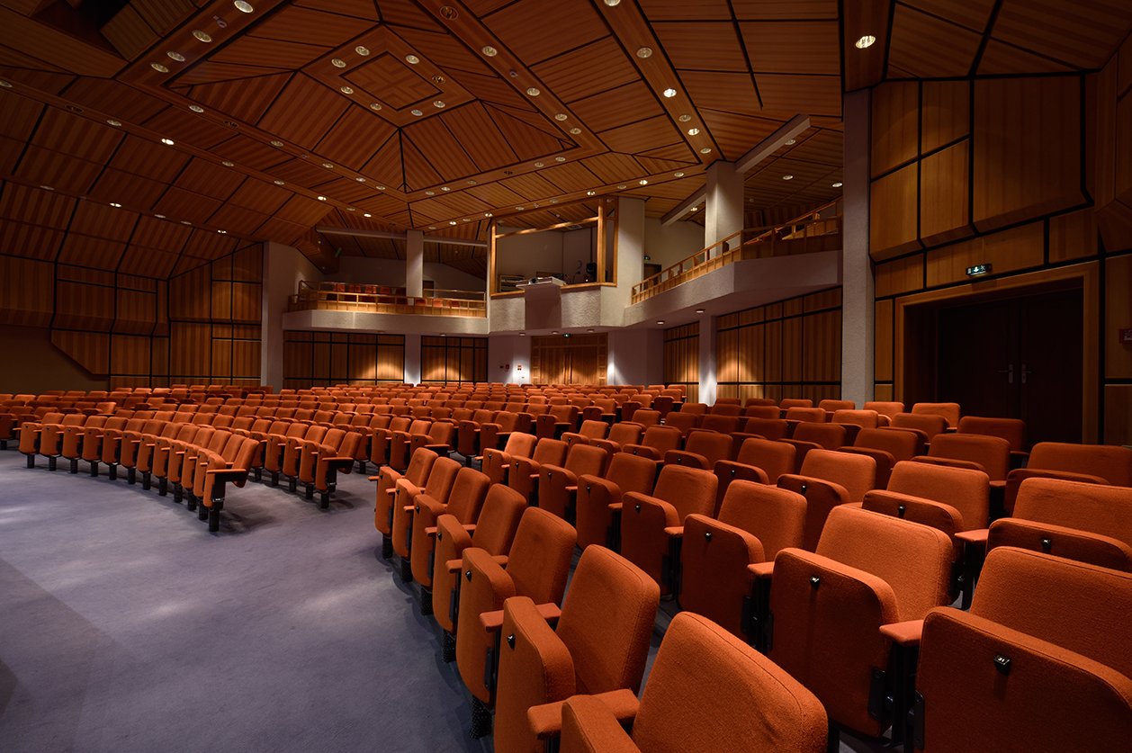 Bis zu 280 Zuschauer nehmen an den kulturellen Highlights im Theatersaal teil.