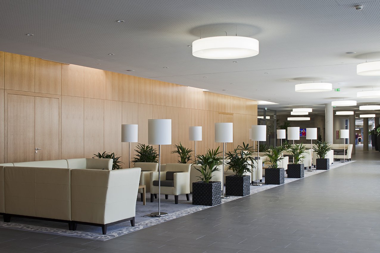 Das helle, einladende Foyer ist der ideale Treffpunkt für Bewohner*innen und Besucher*innen. Machen Sie es sich auf einem der vielen Sessel und Sofas bequem!
