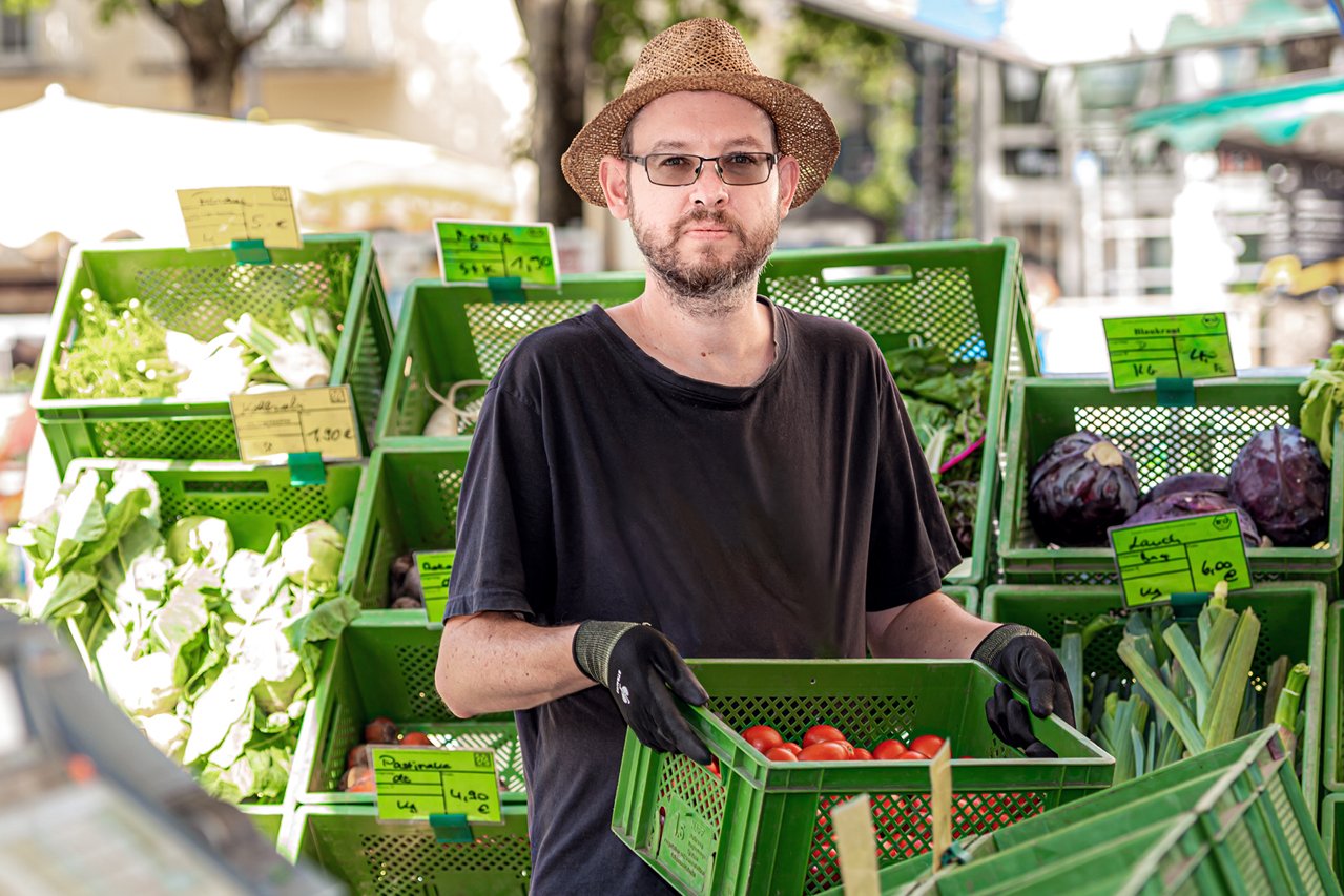 Ein Klient der Augustinum Gärtnerei Hollern verkauft Ware auf dem Markt