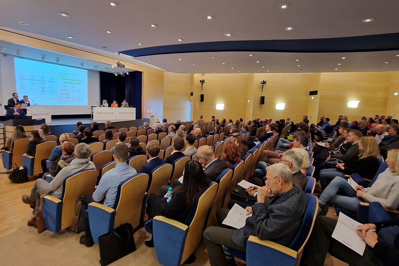 Viele Menschen sitzen in einem Saal bei einer Fortbildungsveranstaltung