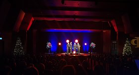 Das A-Cappella-Quartett Ringmasters auf der weihnachtlich geschmückten Bühne des Augustinum Heidelberg