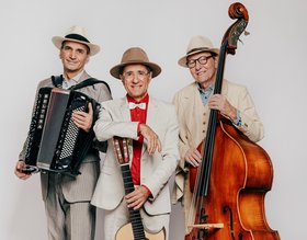 Drei Musiker mit Kontrabass und Akkordeon
