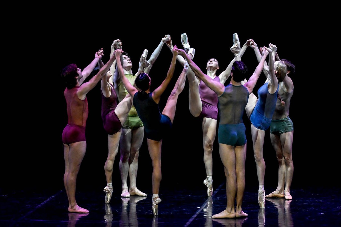 Bundesjugendballet auf einer Bühne