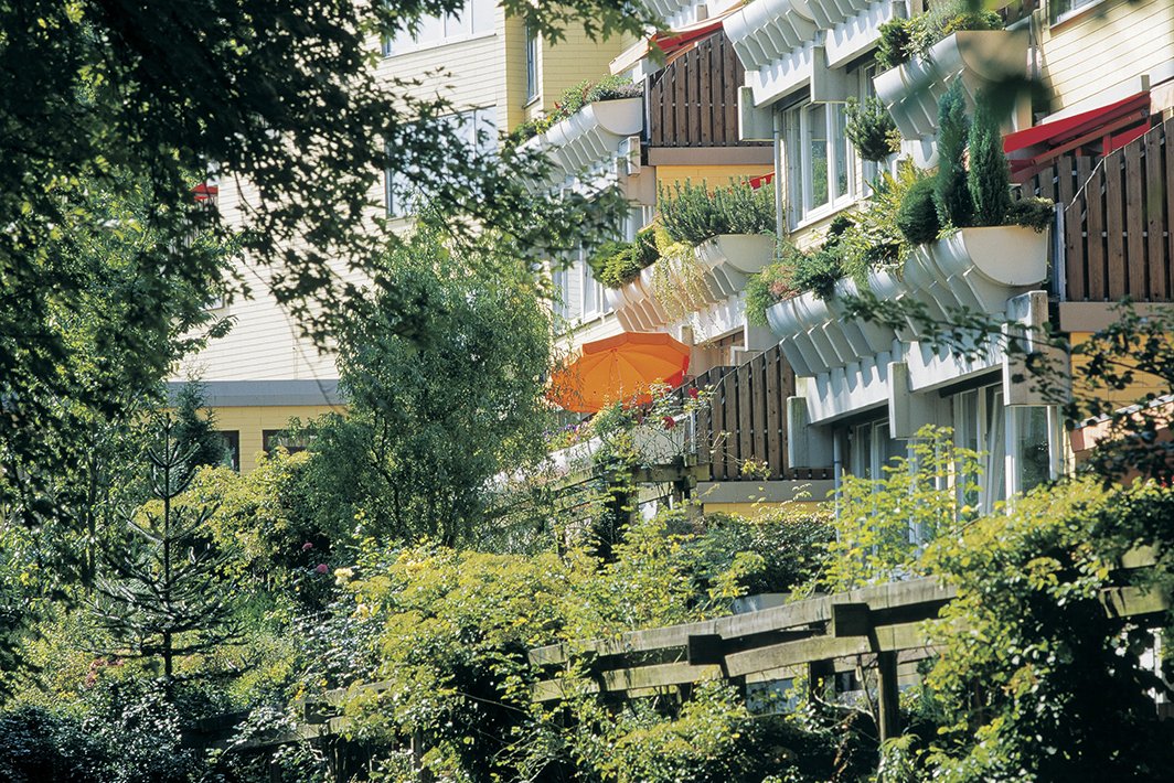 Jede Wohnung im Augustinum Essen besitzt einen großen Balkon oder eine Terrasse mit Blick in den Garten. Jede Wohnung im Augustinum Essen besitzt einen großen Balkon oder eine Terrasse mit Blick in den Garten.
