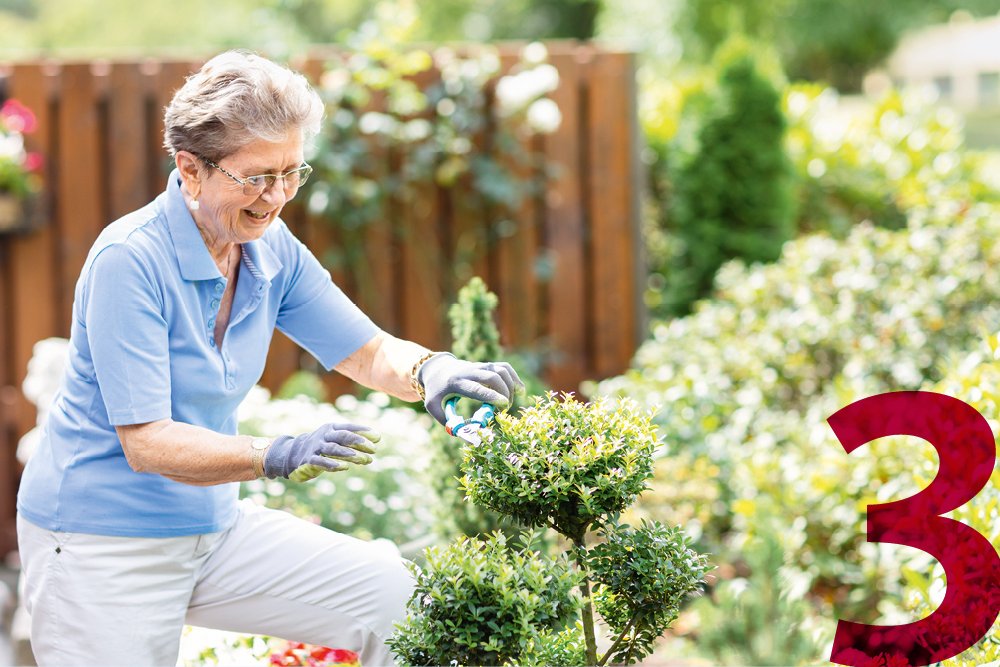 Ältere Dame bei der Gartenarbeit
