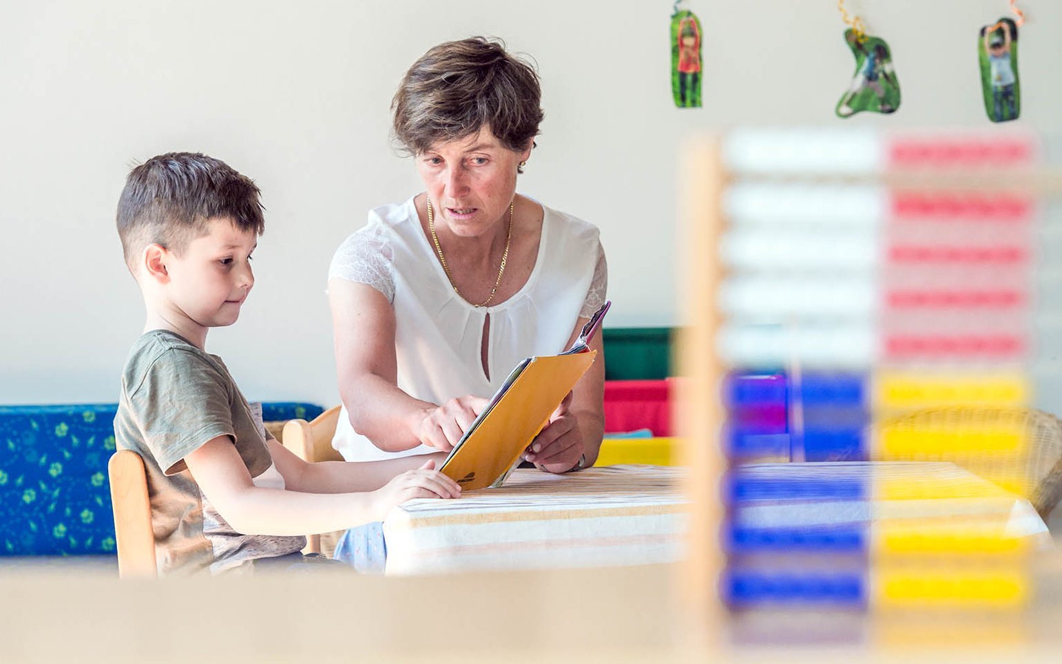 Kind im Kindergarten mit Erzieherin