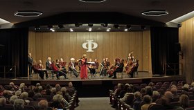 Das Kammerorchester "arcata stuttgart" auf der Bühne des Theatersaals des Augustinum 